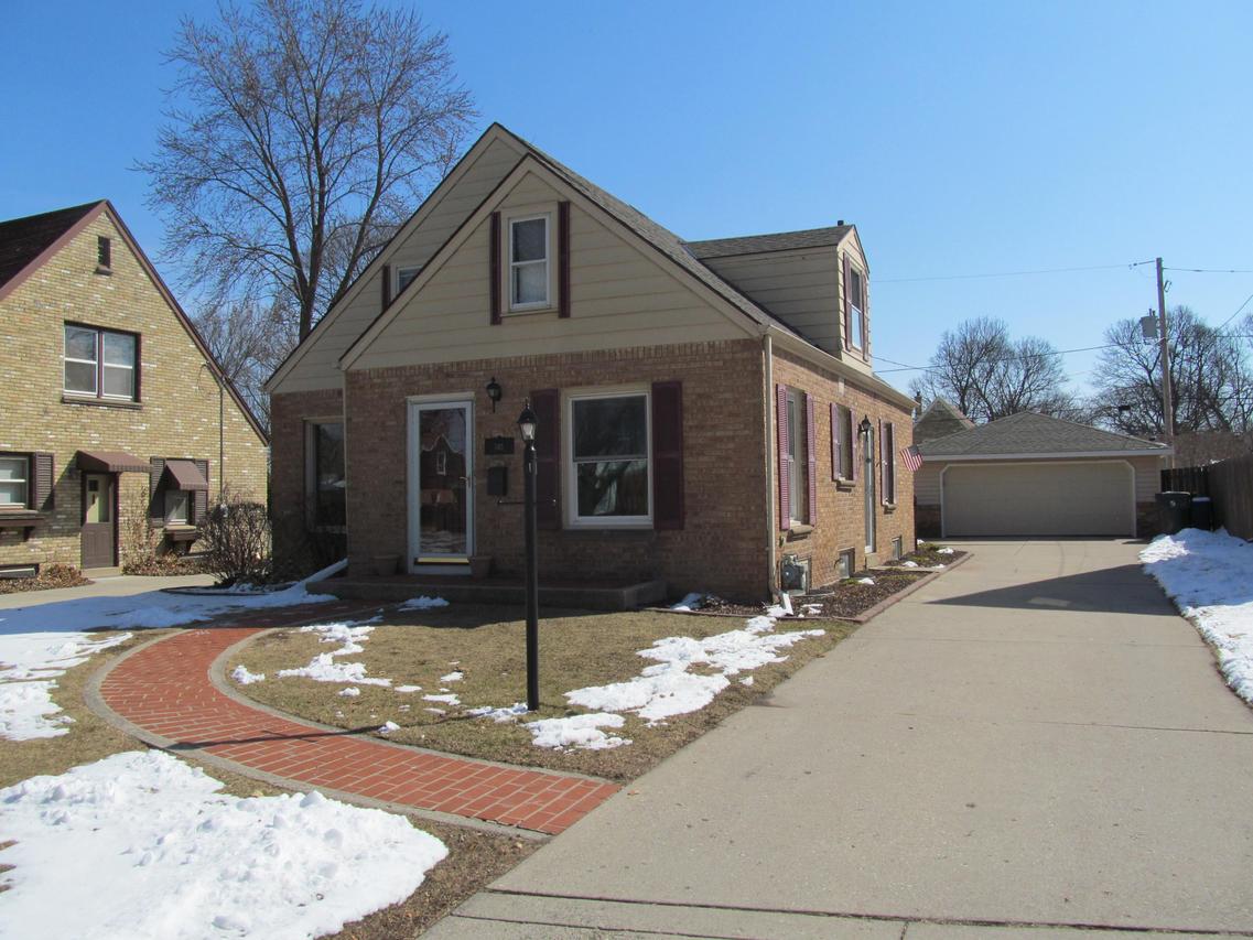 542 N 107th St, Wauwatosa, WI 53226