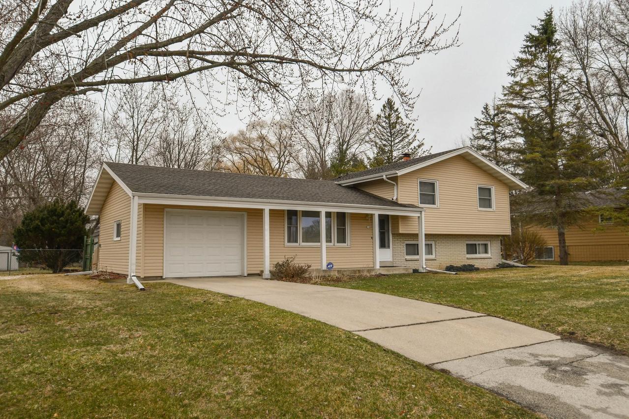 116 Park St, Dousman, WI 53118