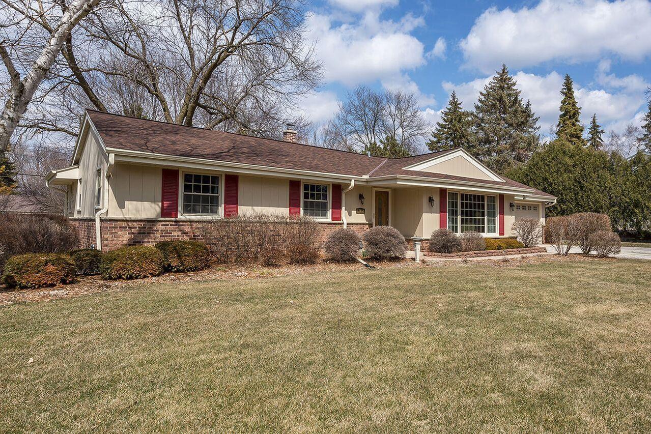 17450 Azure Ln, Brookfield, WI 53045