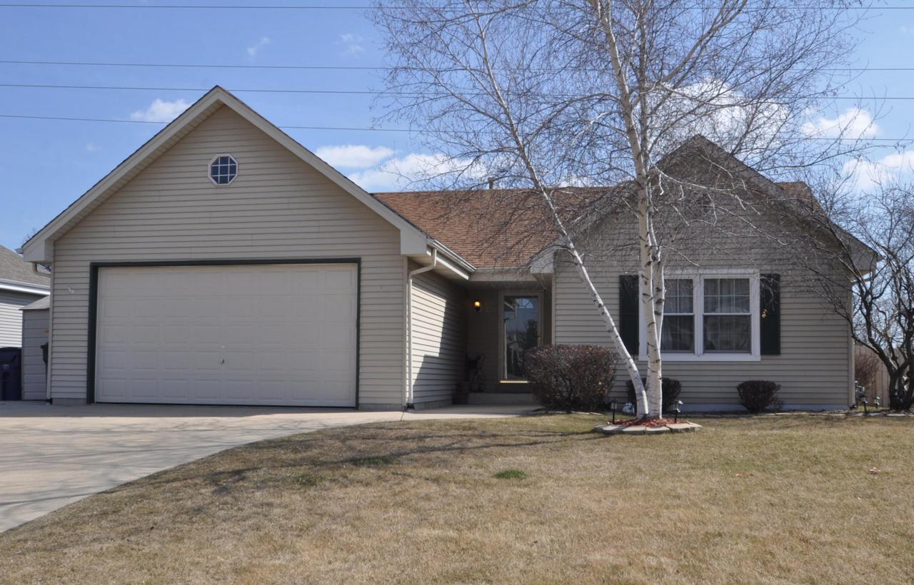 8620 S Maize Dr, Oak Creek, WI 53154