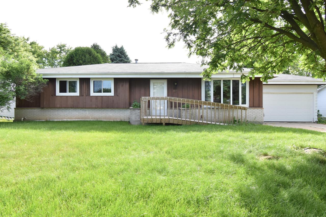1024 Glencrest Ct, Saukville, WI 53080