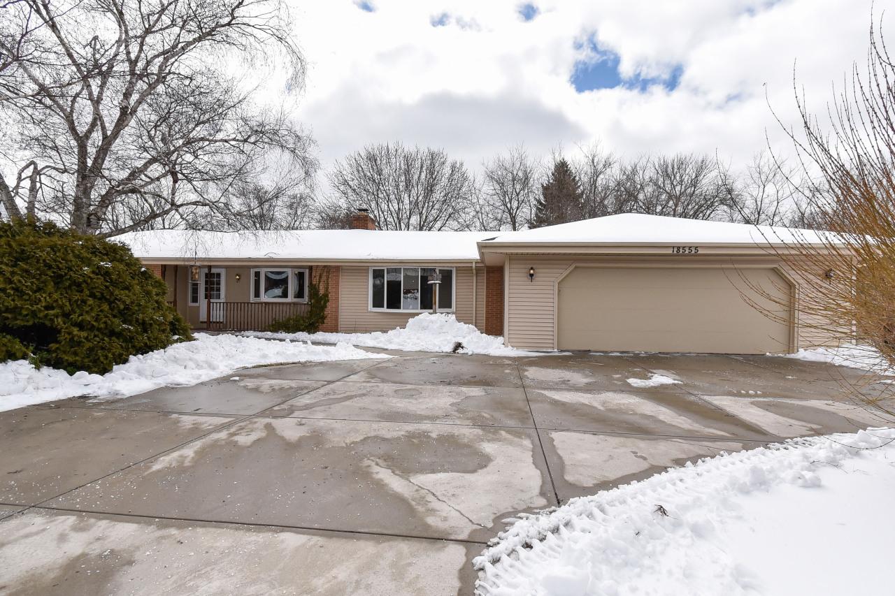18555 W Honey Creek, Brookfield, WI 53045