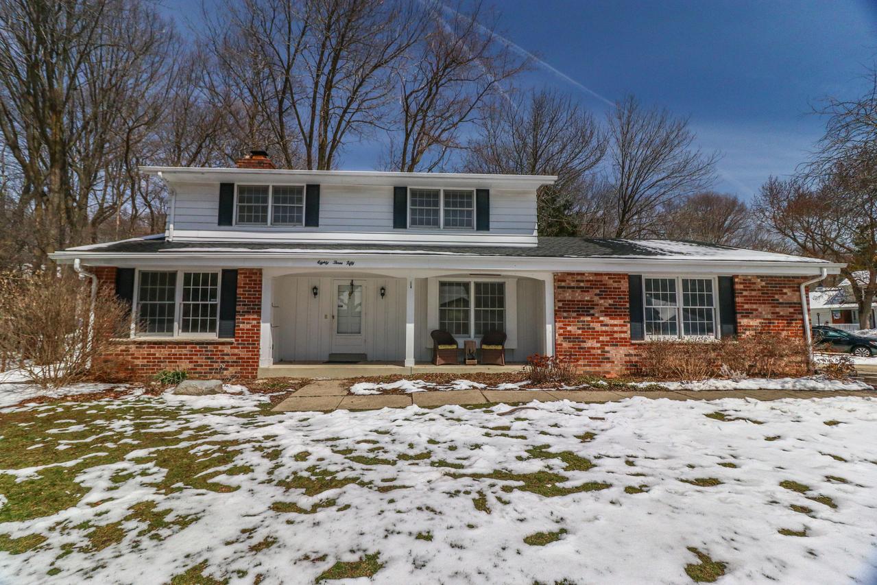 8350 Parkridge Ln, Greendale, WI 53129