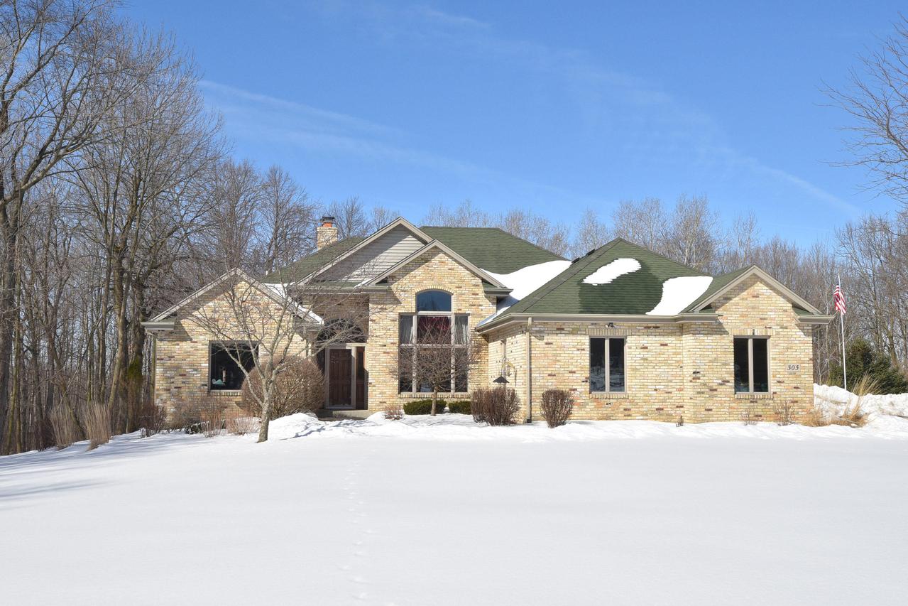 305 Royal Oak Ct., Slinger, WI 53086