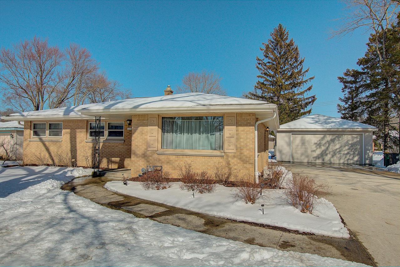 5320 S 115th St, Hales Corners, WI 53130