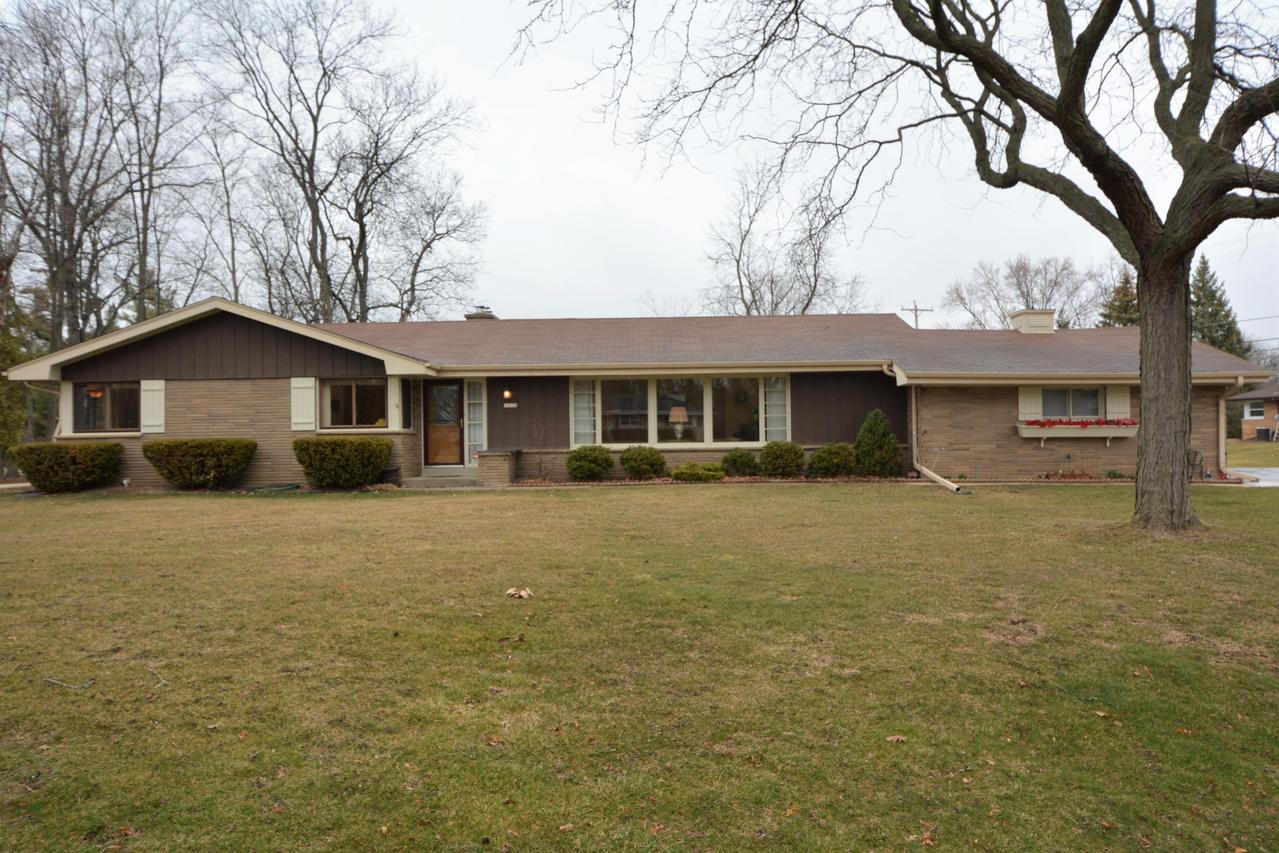 12030 Parkview Ln, Hales Corners, WI 53130