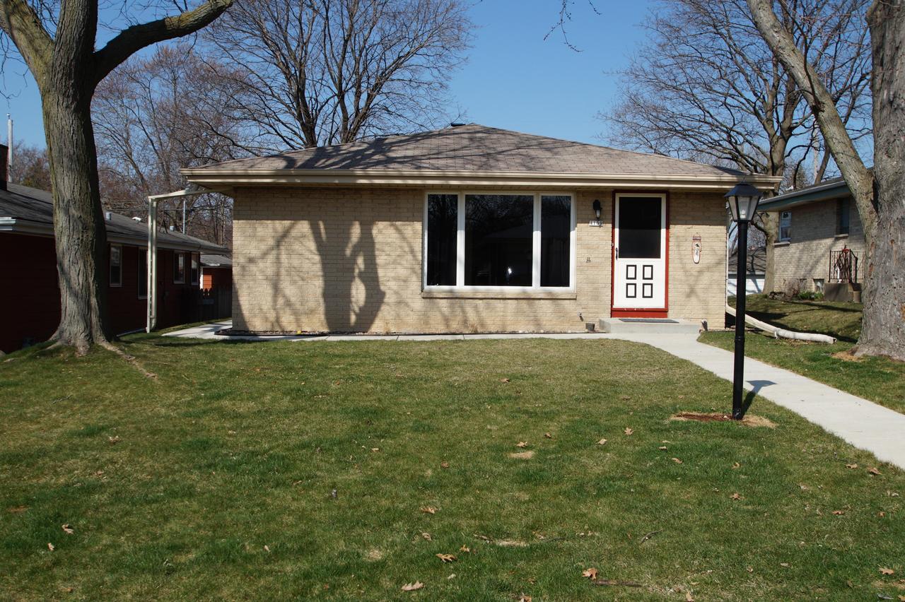 4109 N 96th St, Wauwatosa, WI 53222