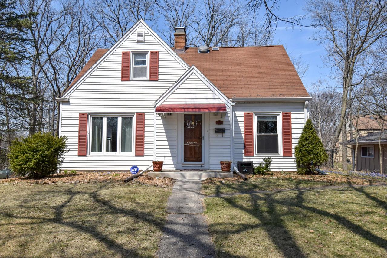 11034 W Denis Ave, Hales Corners, WI 53130
