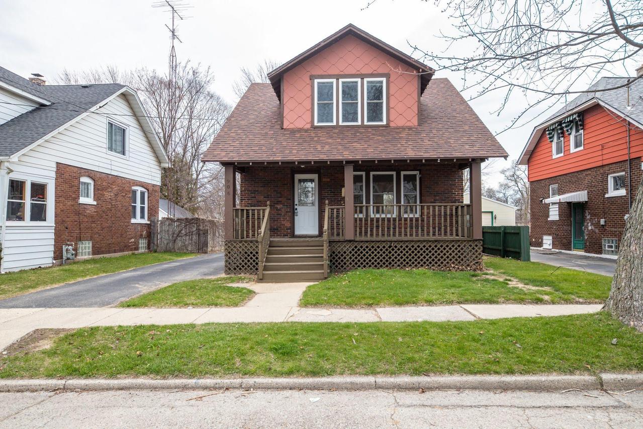 906 73rd St, Kenosha, WI 53143