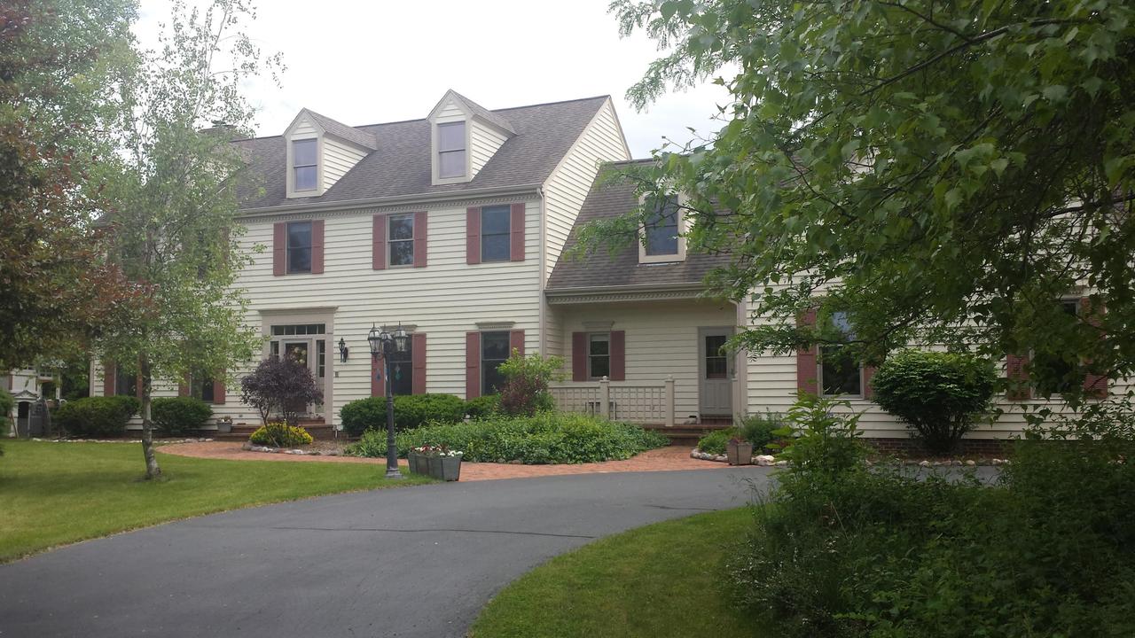 10445 Ridgefield Ct, Cedarburg, WI 53012