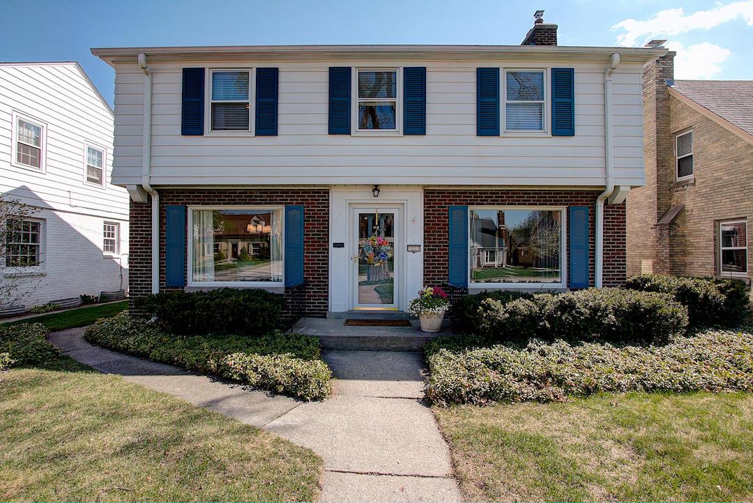 9233 Beverly Pl, Wauwatosa, WI 53226