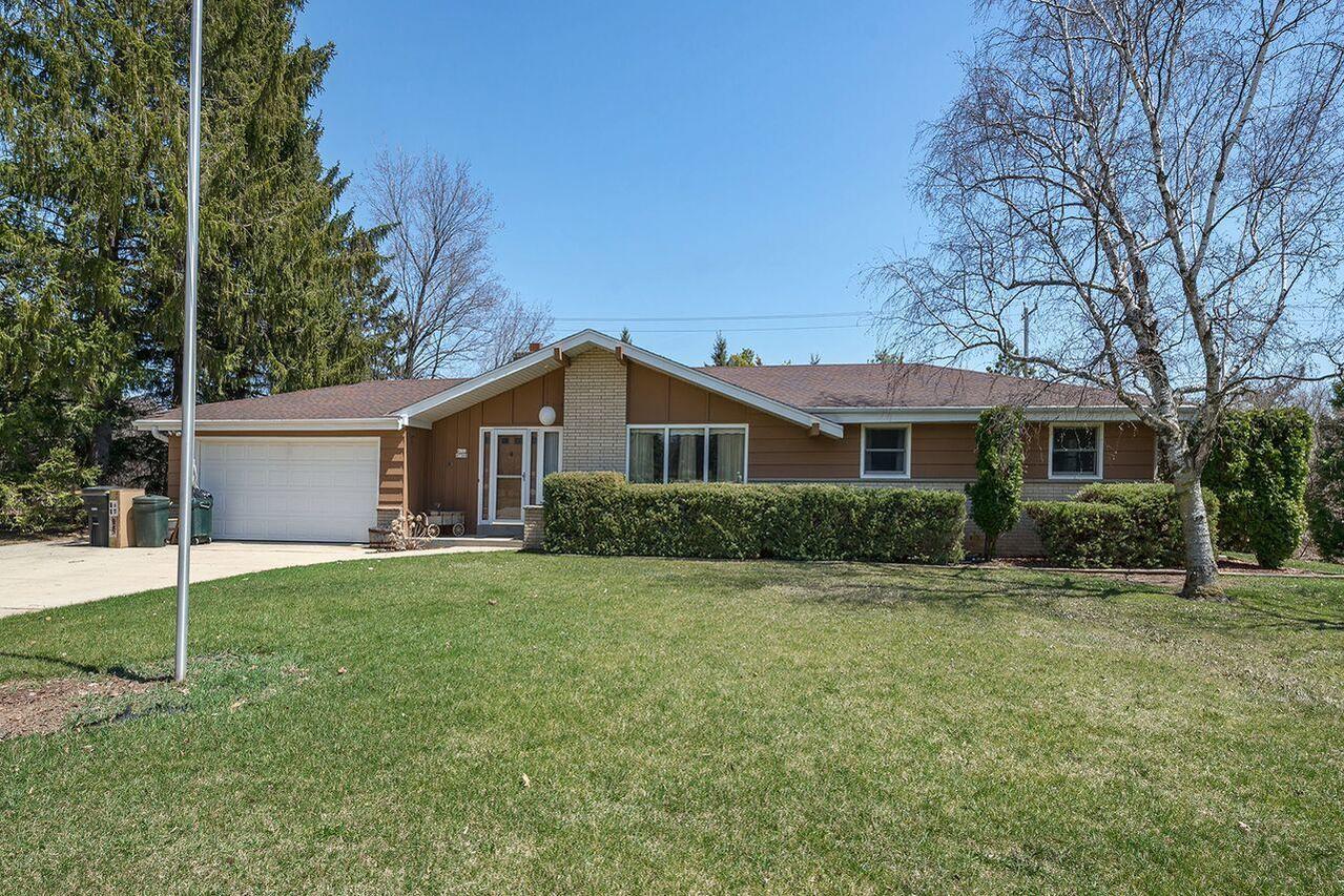 W152N7368 Westwood Dr, Menomonee Falls, WI 53051