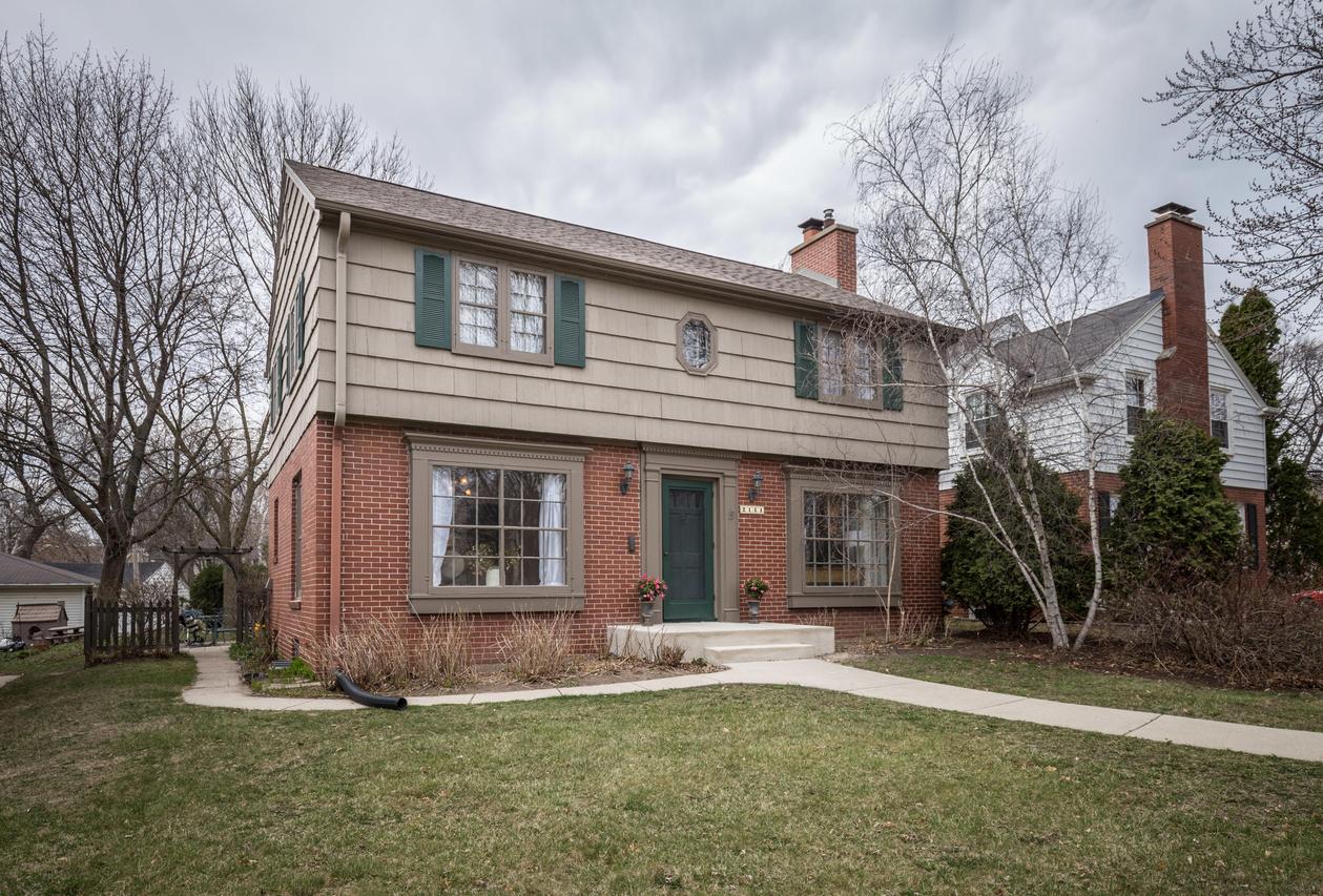 2141 N Swan Blvd., Wauwatosa, WI 53226