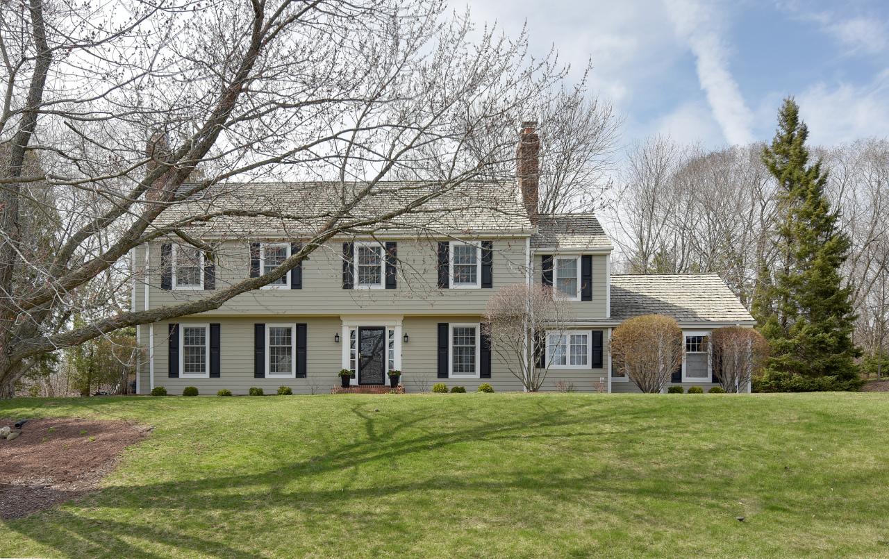 10245 N Range Line Ct, Mequon, WI 53092