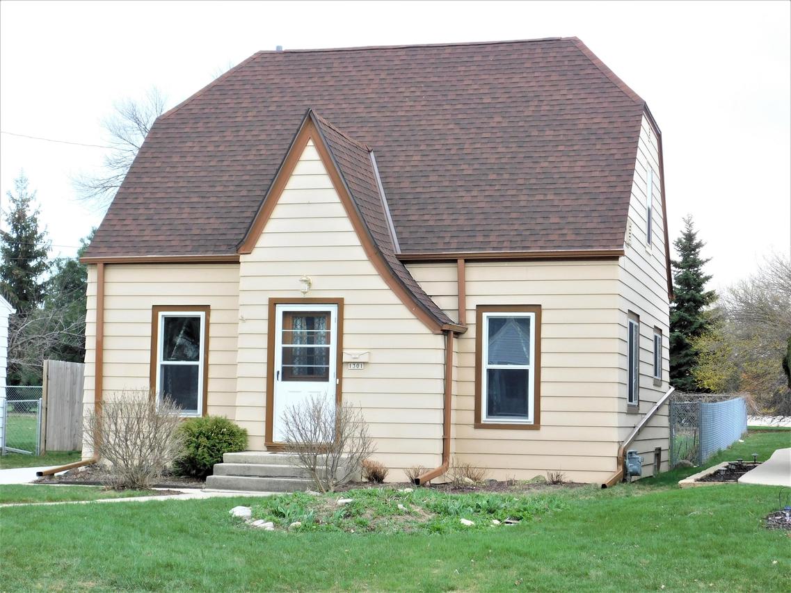 1301 E Warnimont Ave, Milwaukee, WI 53207