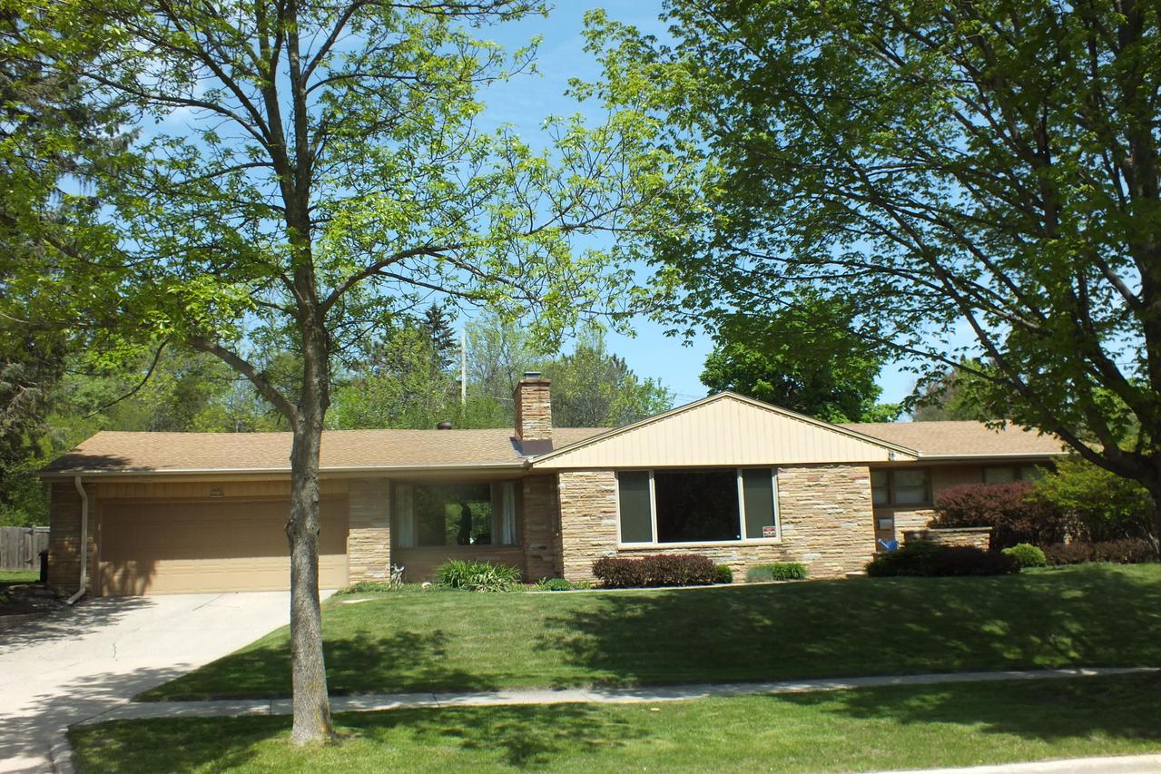 10720 W Grantosa Dr, Wauwatosa, WI 53222