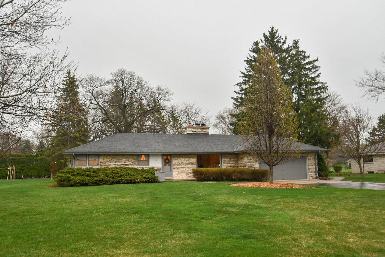 4528 S Oakwood Ter, New Berlin, WI 53151