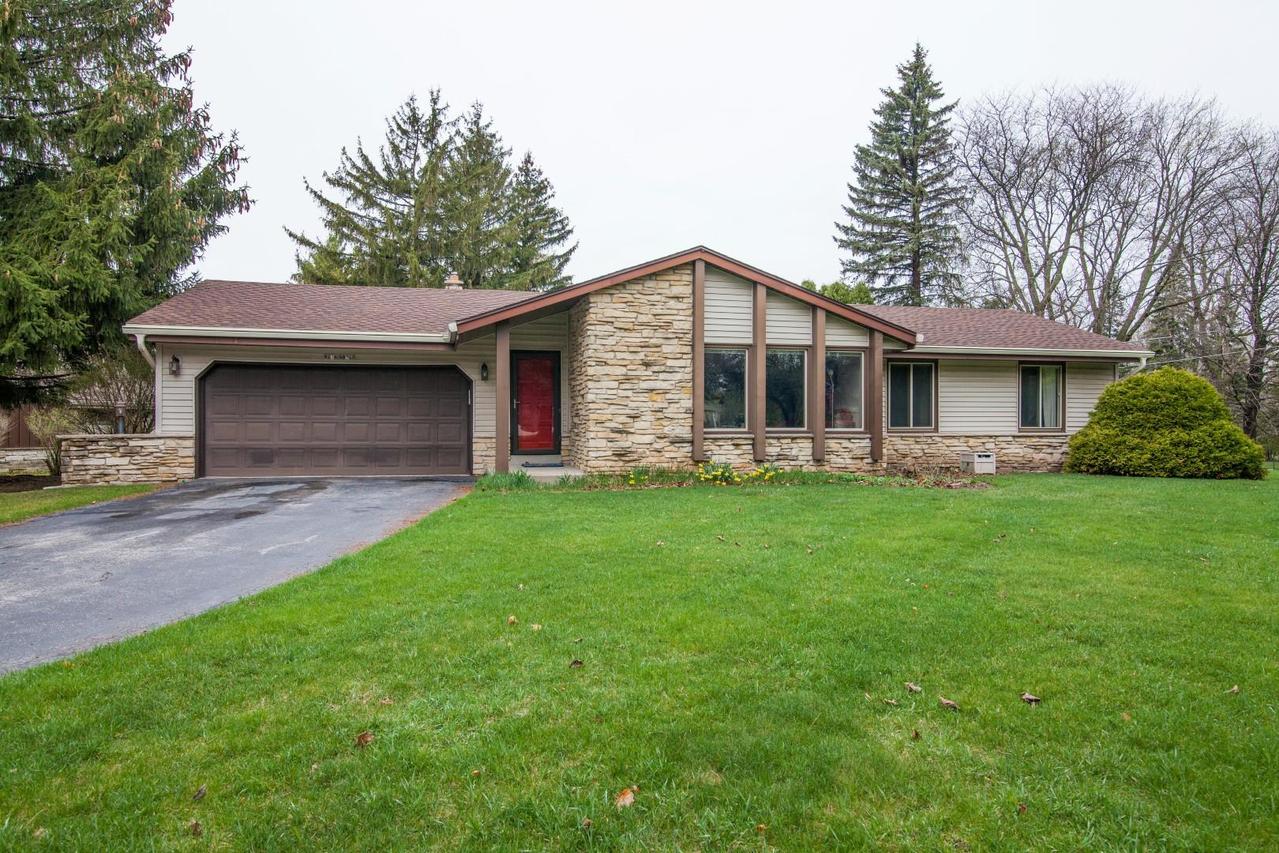 W136N8315 Parkview Dr, Menomonee Falls, WI 53051