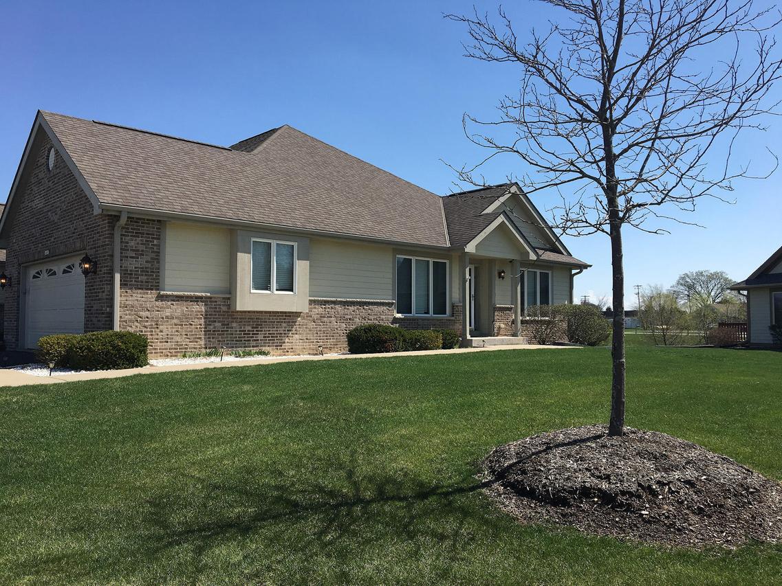 16853 Wynfield Ct #18, New Berlin, WI 53151