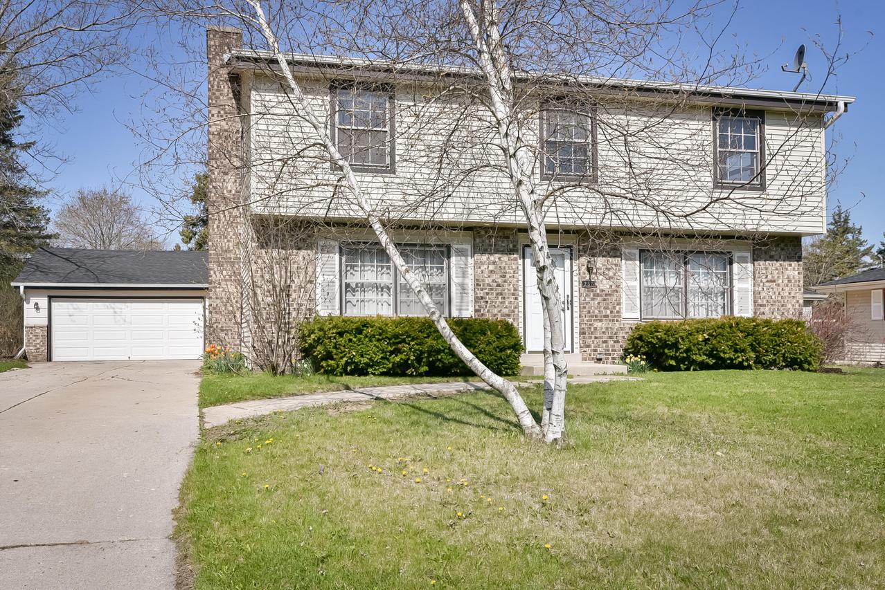 257 S Regis Rd, Saukville, WI 53080