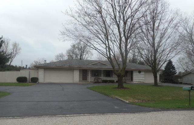 S58W25419 Crest Dr, Waukesha, WI 53189