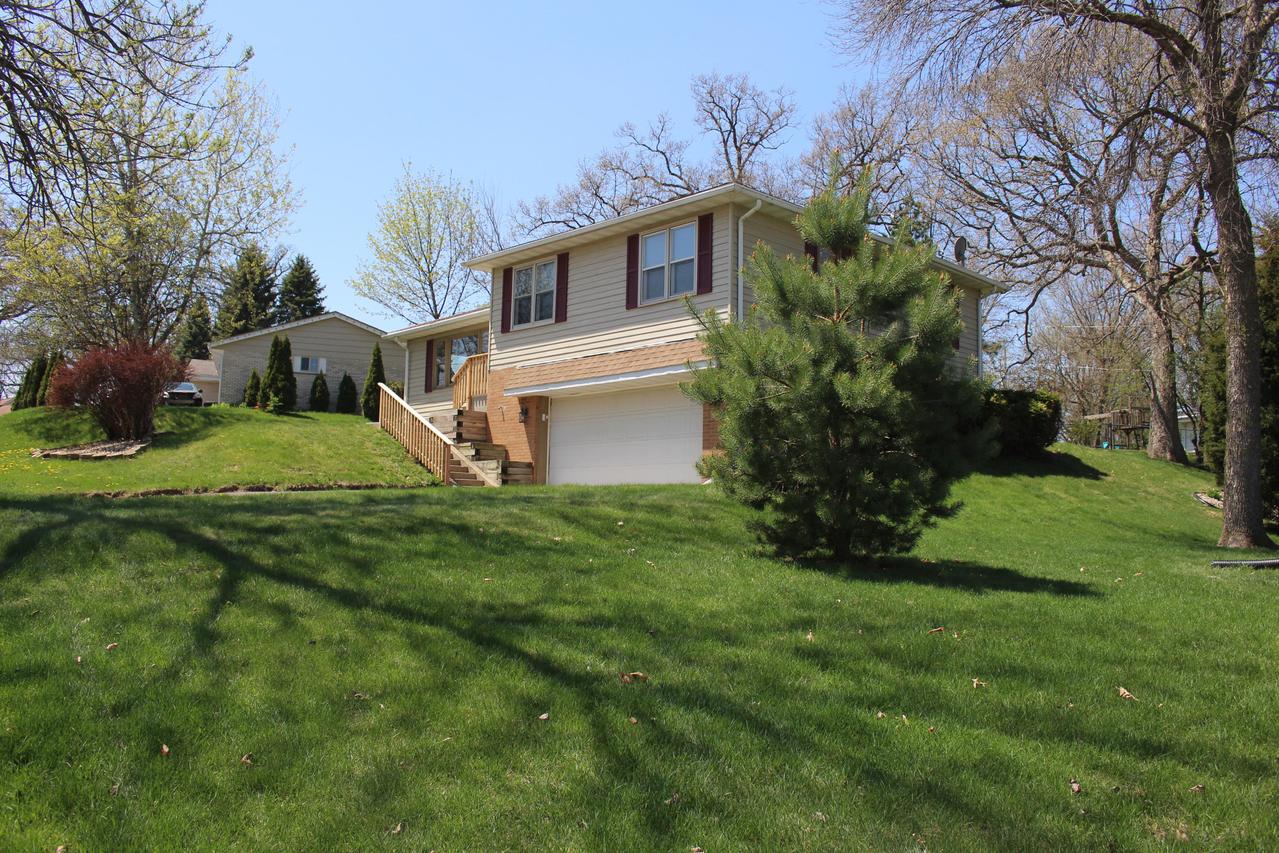 817 Crestwood Dr, Burlington, WI 53105