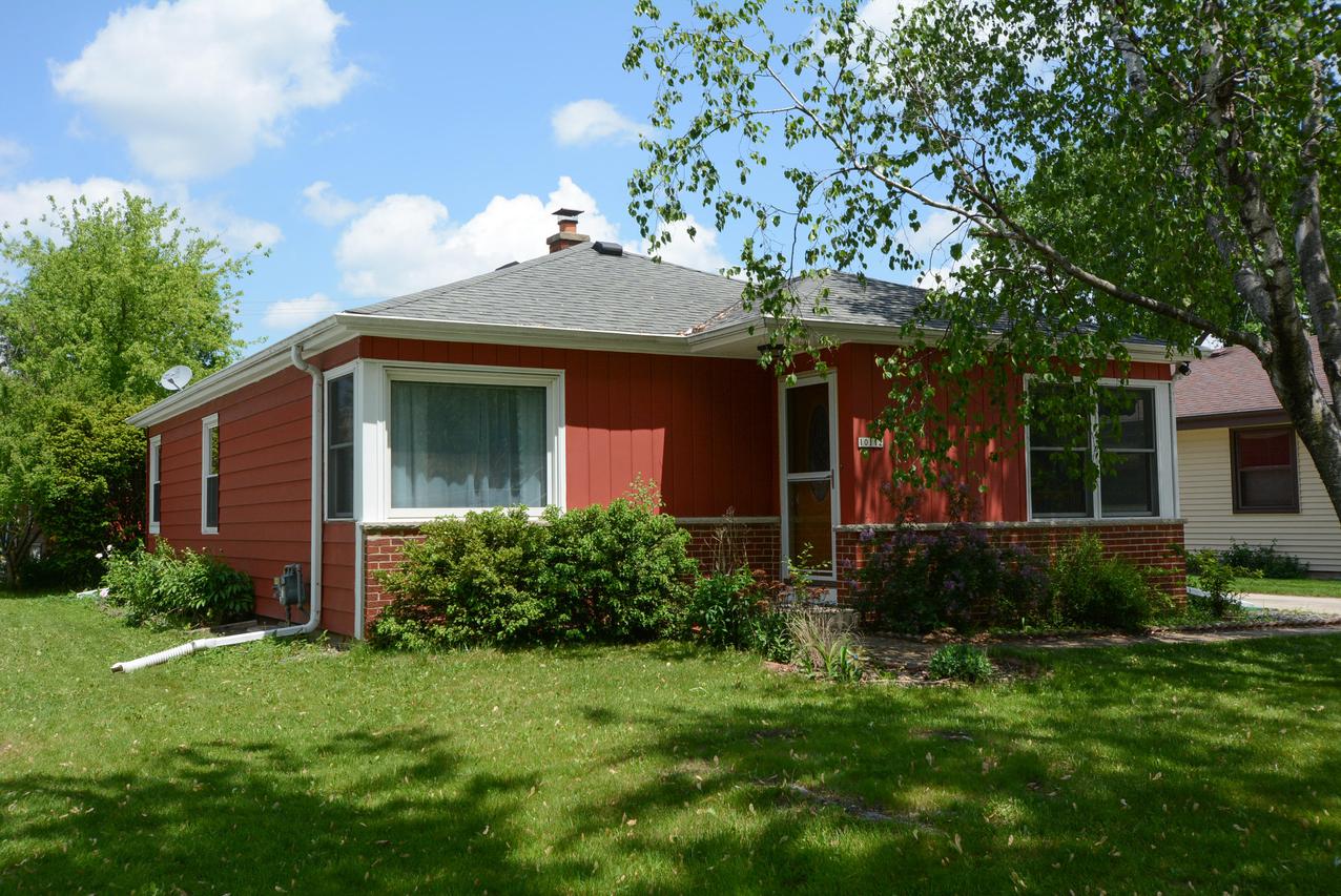 10112 W Courtland Ave, Wauwatosa, WI 53225