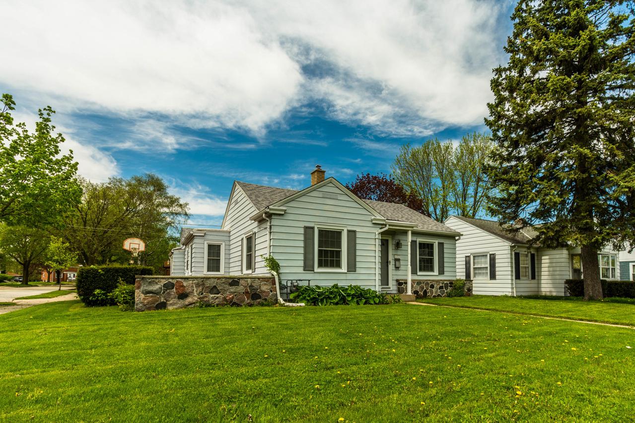 622 Scott Ave, Waukesha, WI 53186