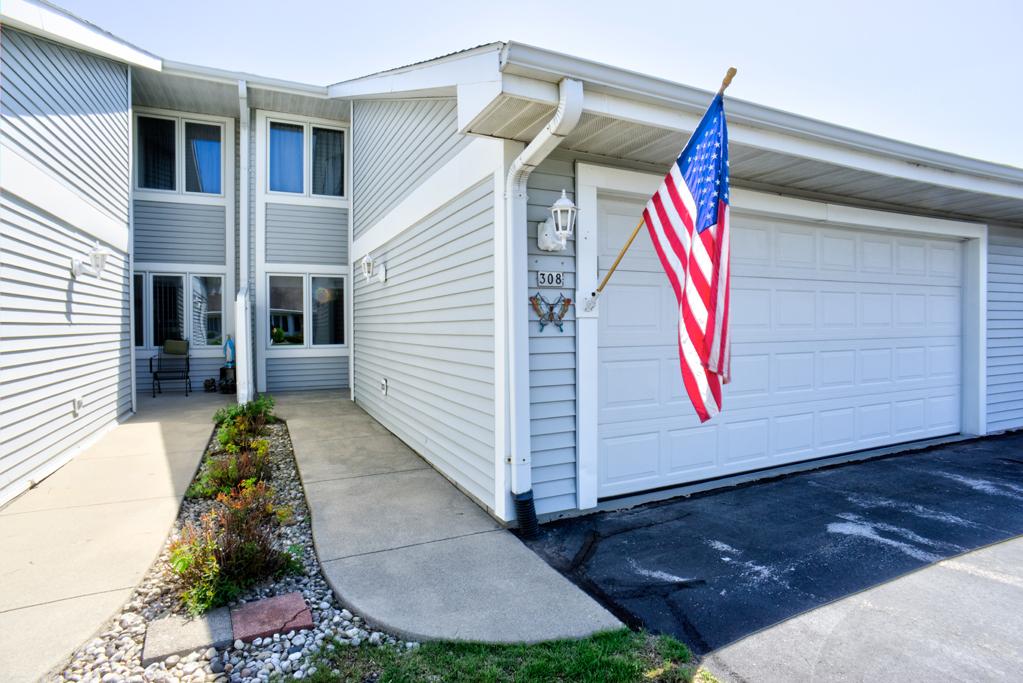 308 Hartford Sq., Hartford, WI 53027