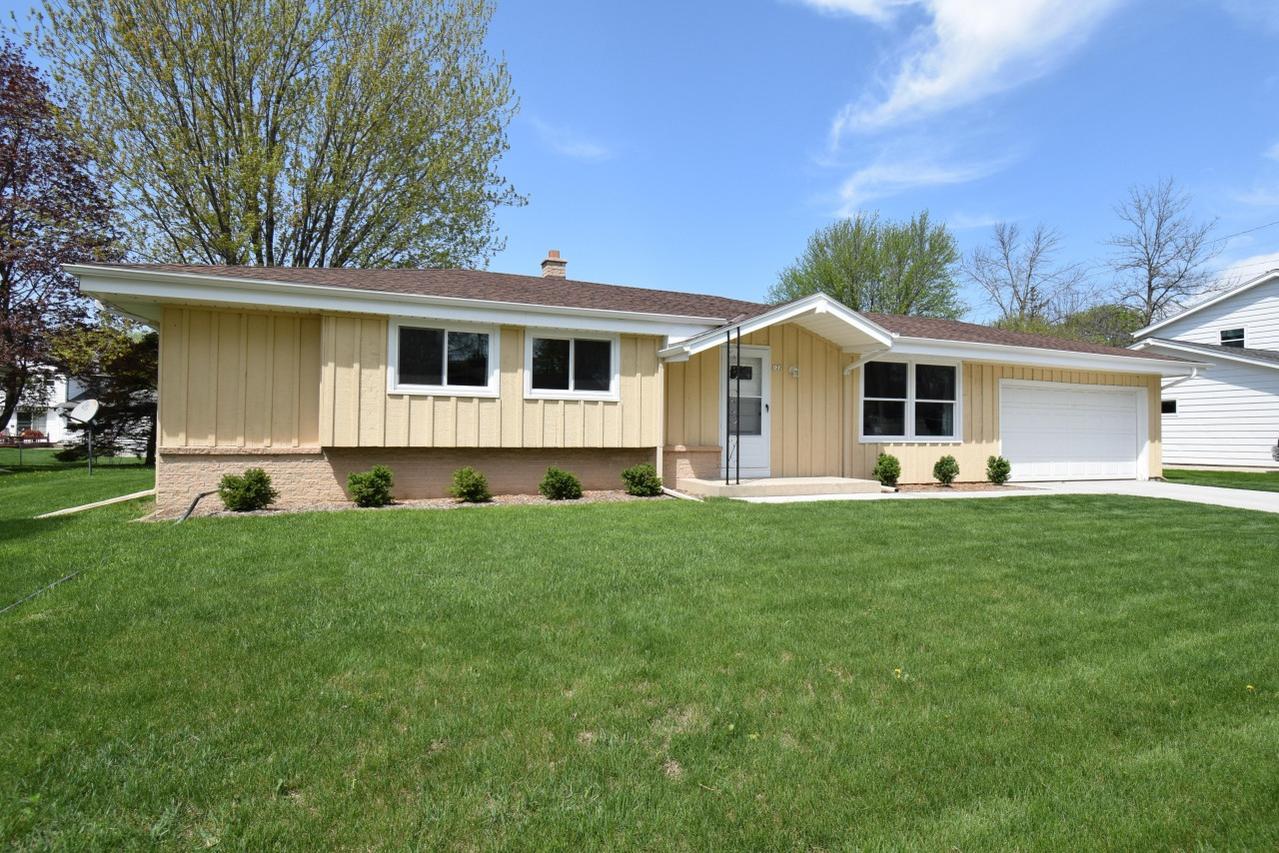 122 W Althea Dr, Grafton, WI 53024