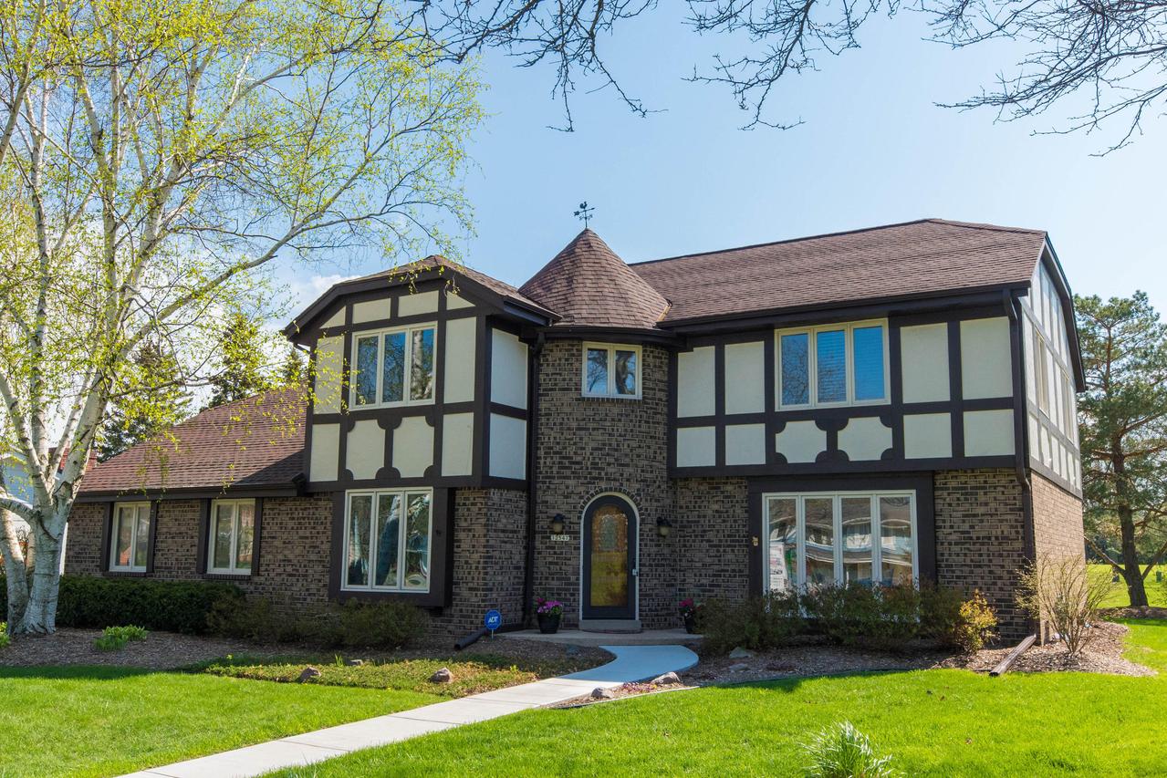 12547 N La Belle Ct, Mequon, WI 53092