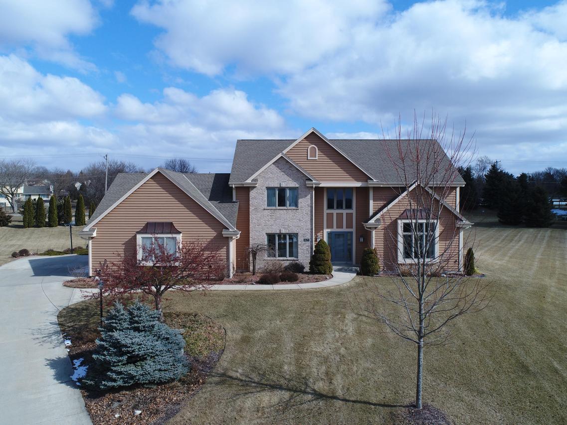 1025 Woods Dr, Hartland, WI 53029