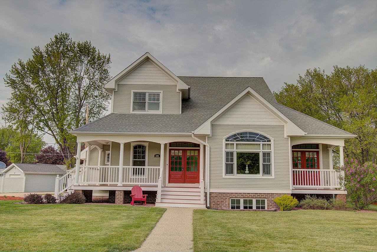 606 Meadowview Ct., Mukwonago, WI 53149