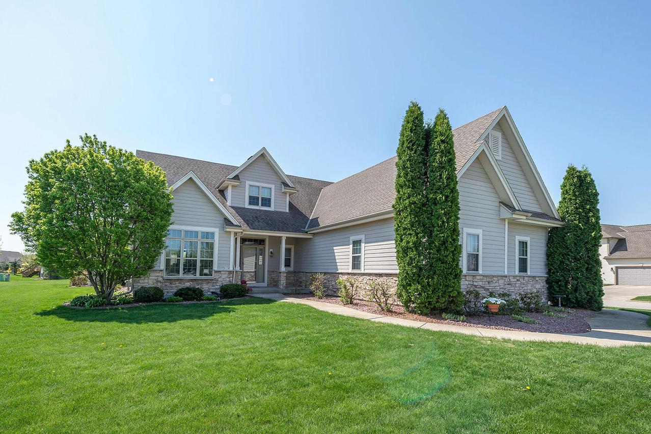 9729 W Prairie Grass Way, Franklin, WI 53132