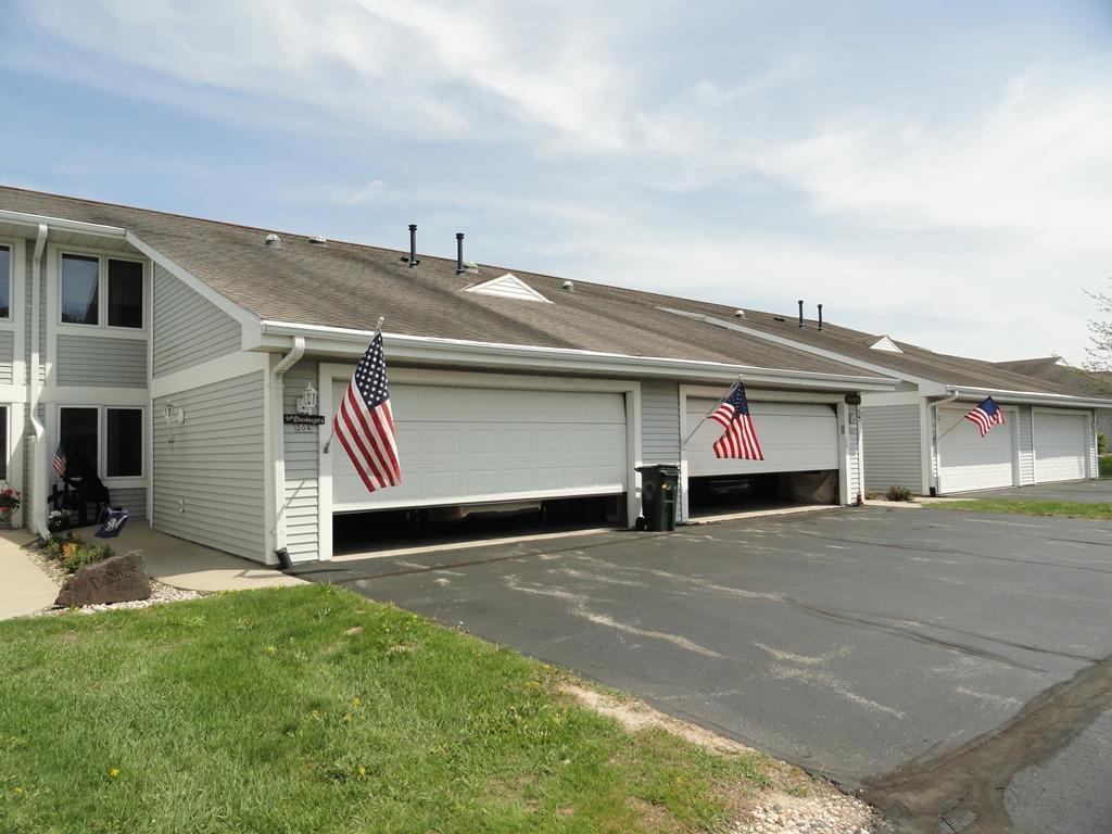 304 Hartford Sq, Hartford, WI 53027