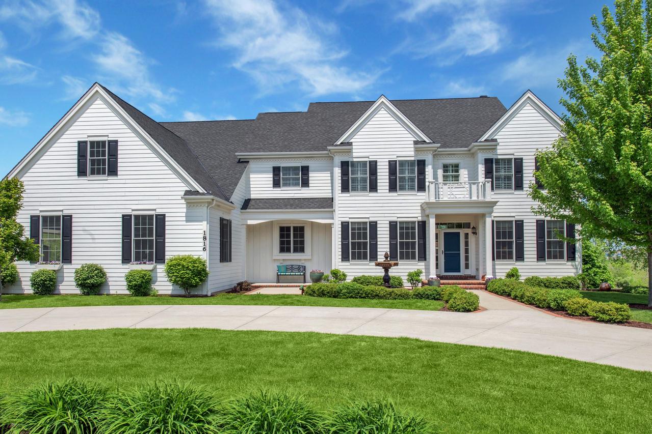 1816 W Sunnydale Ln, Mequon, WI 53092