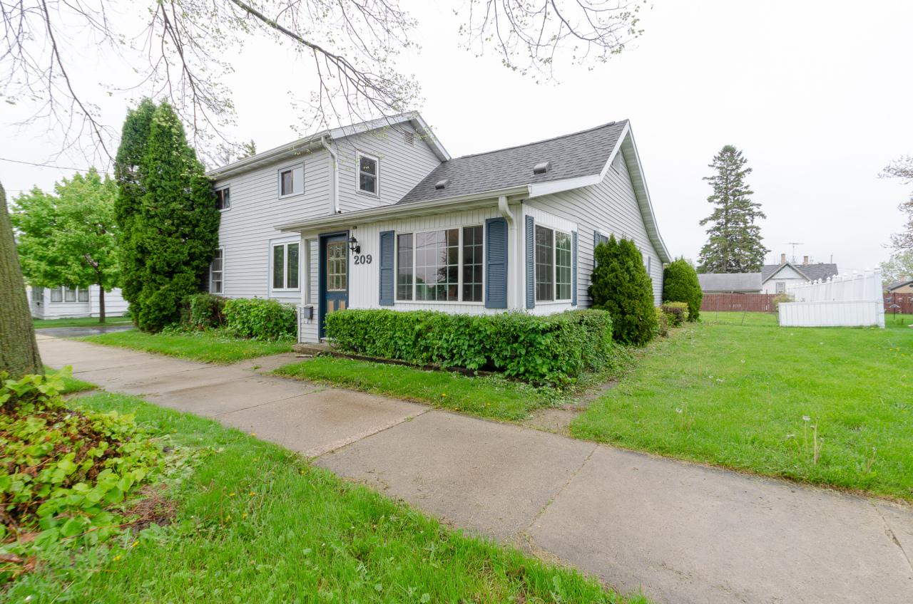 209 N Montgomery St, Watertown, WI 53094