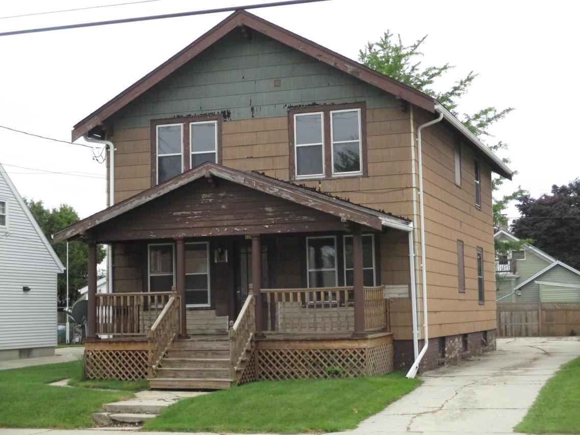 1318 S 20th St., Manitowoc, WI 54220