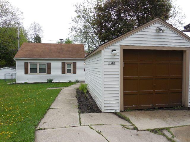 1642 S Triangle Ave., New Berlin, WI 53151