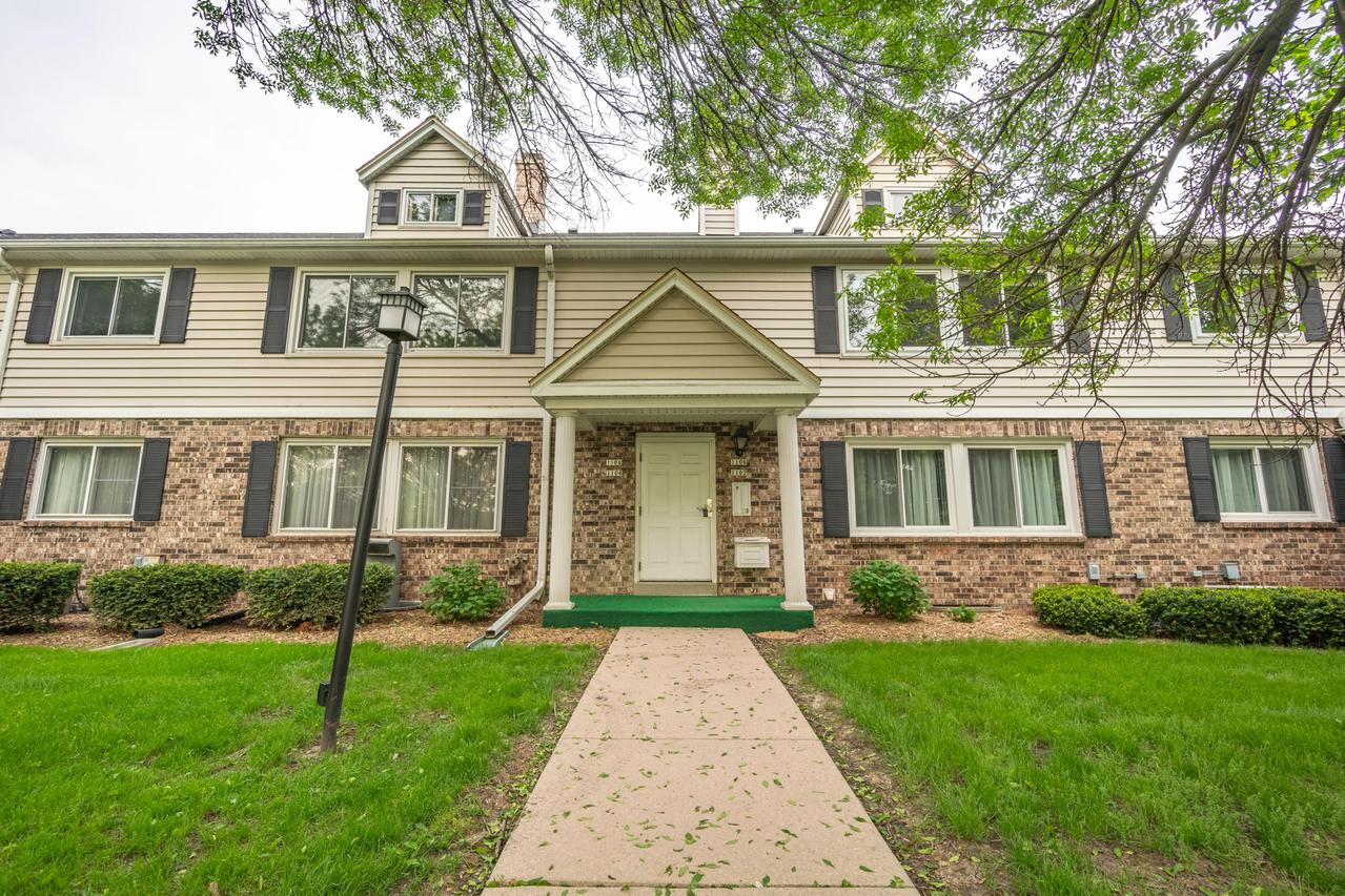1106 Pilgrim Pkwy, Elm Grove, WI 53122