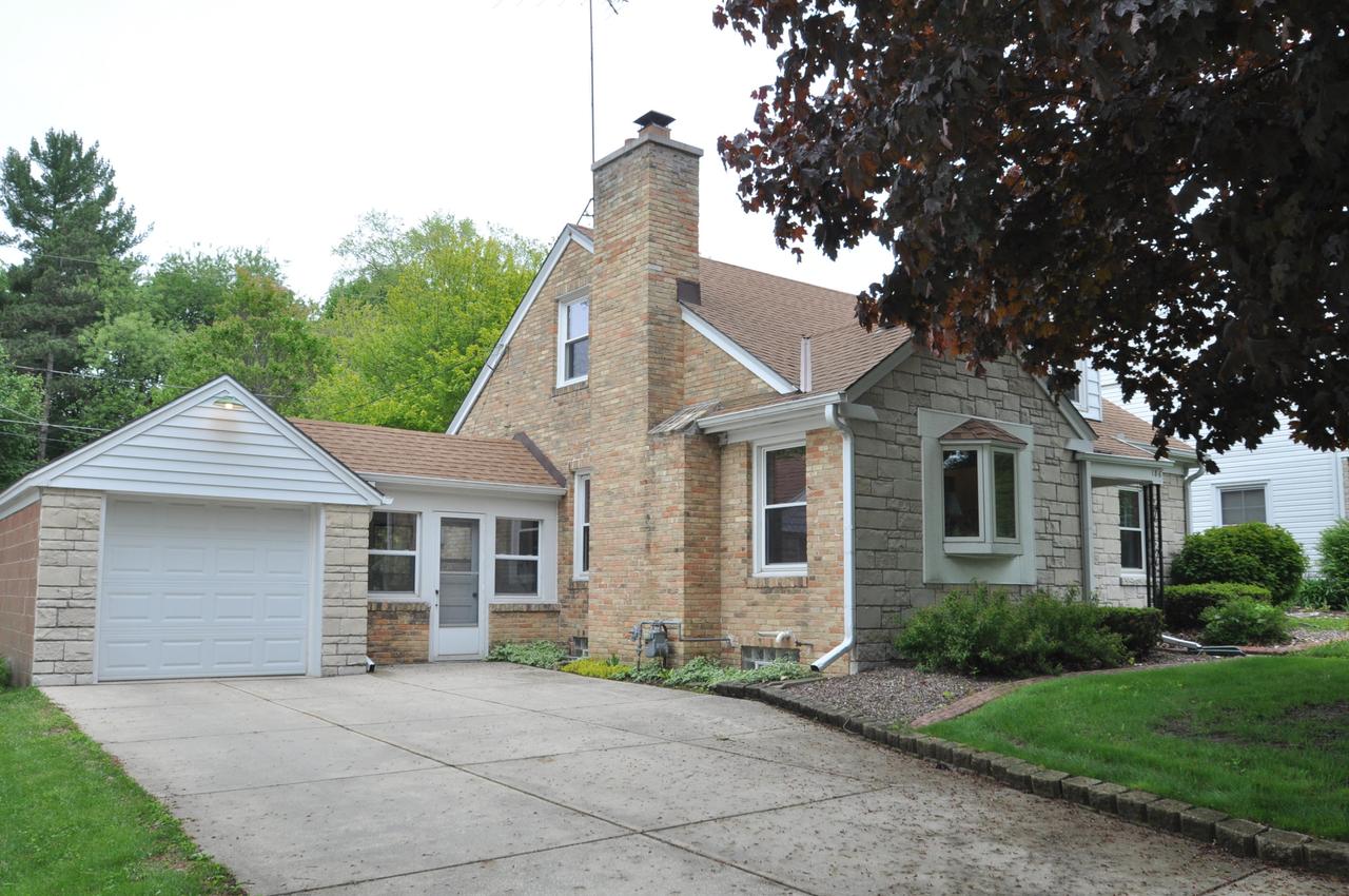 186 E Park Ave., Hartland, WI 53029