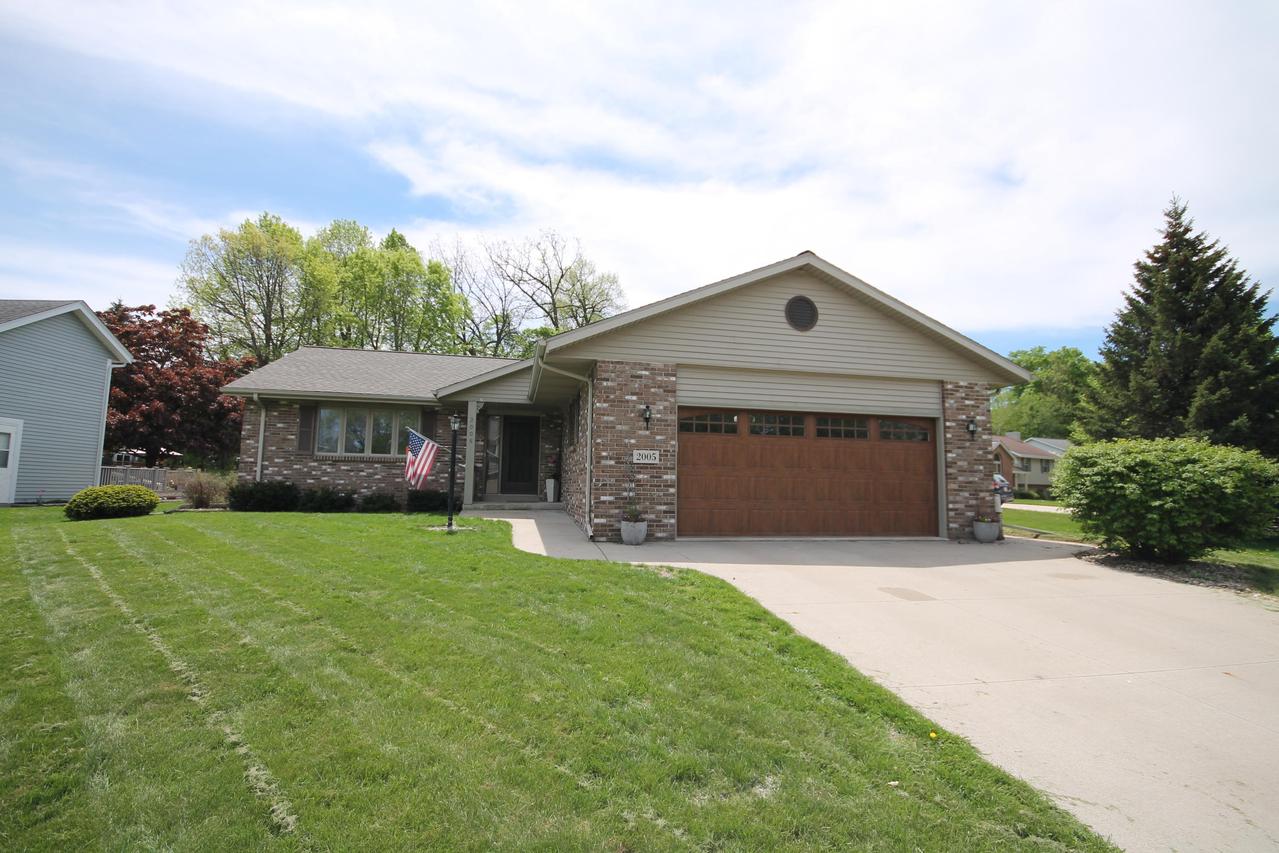 2005 Hollow Cir., West Bend, WI 53090