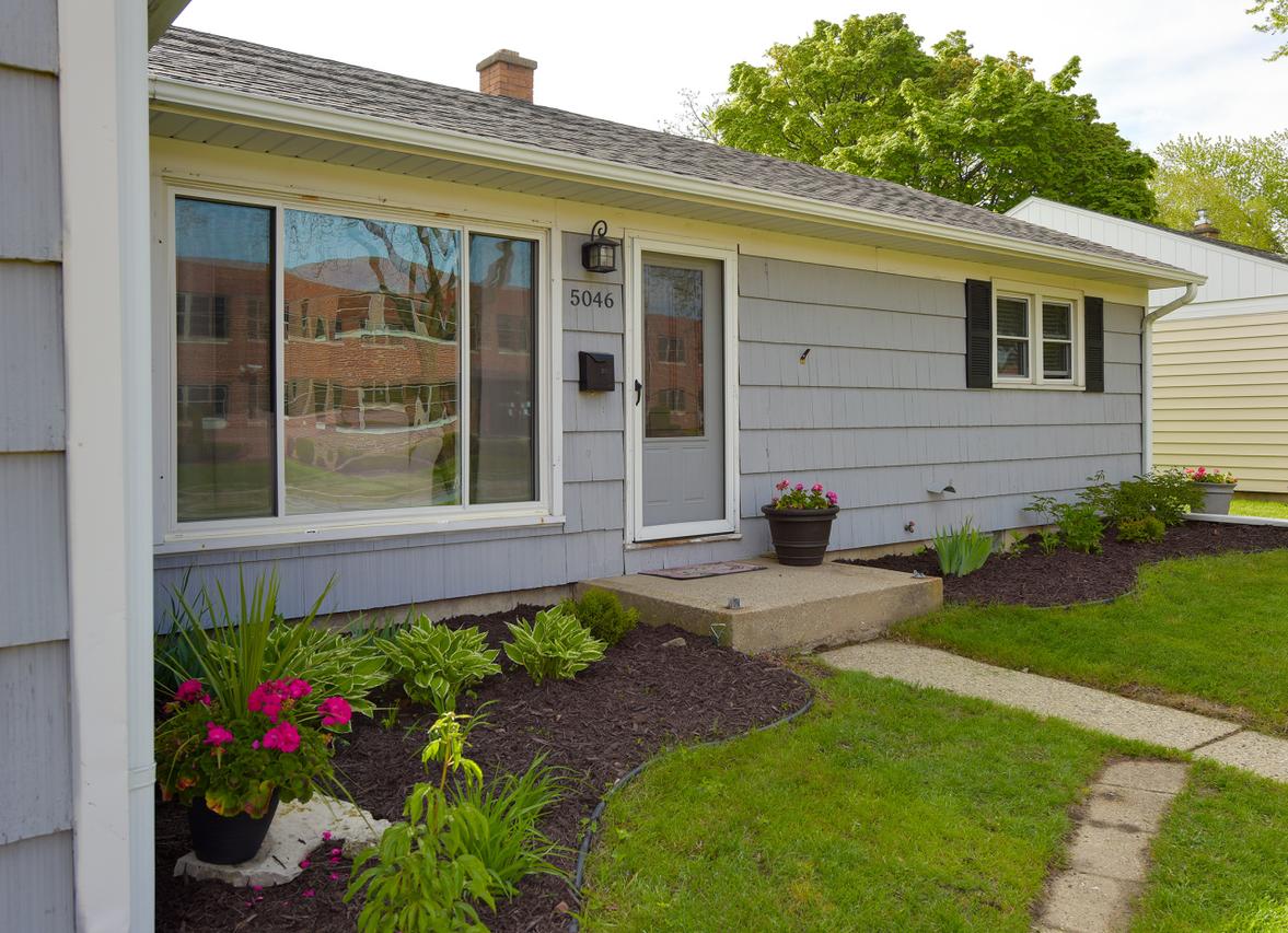 5046 N Lydell Ave, Whitefish Bay, WI 53217