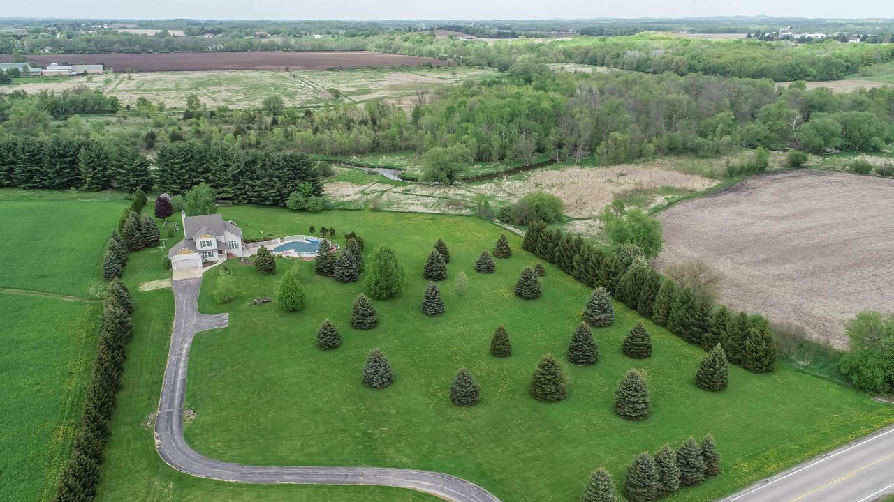 N88W34800 Mapleton Rd, Oconomowoc, WI 53066