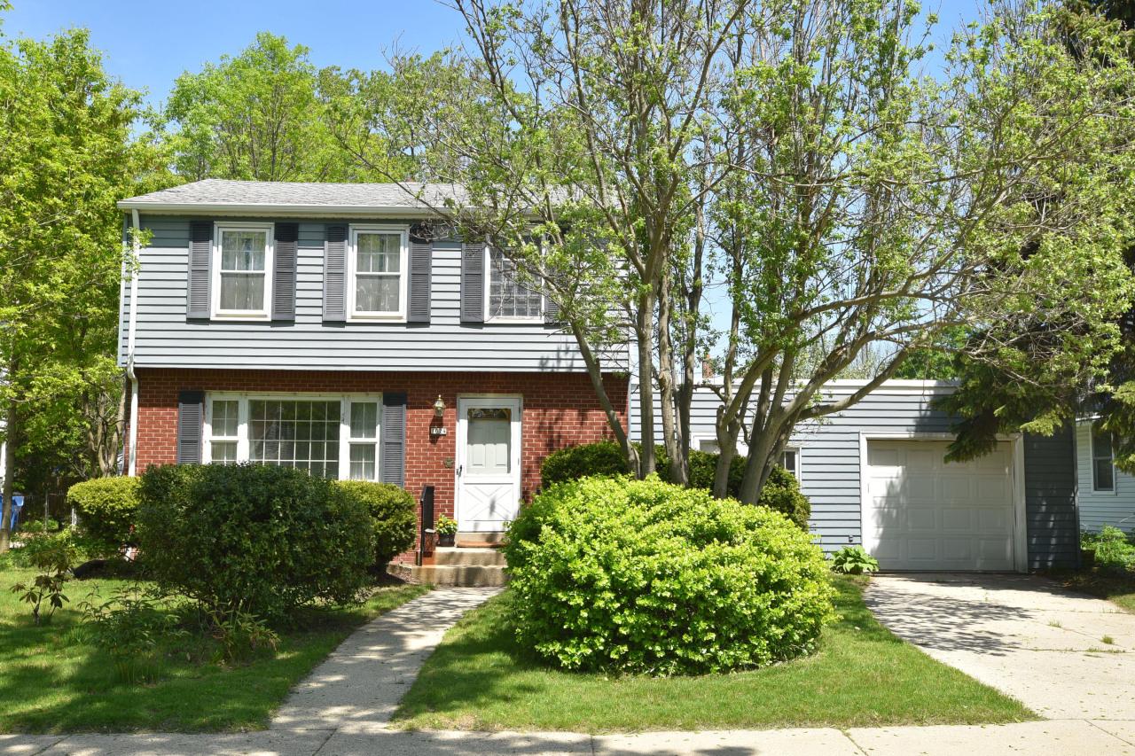 1024 E Hampton Rd, Whitefish Bay, WI 53217