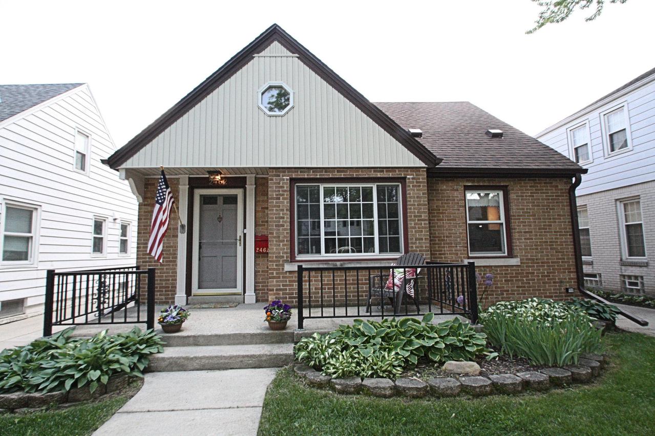 2462 N 86th St, Wauwatosa, WI 53226