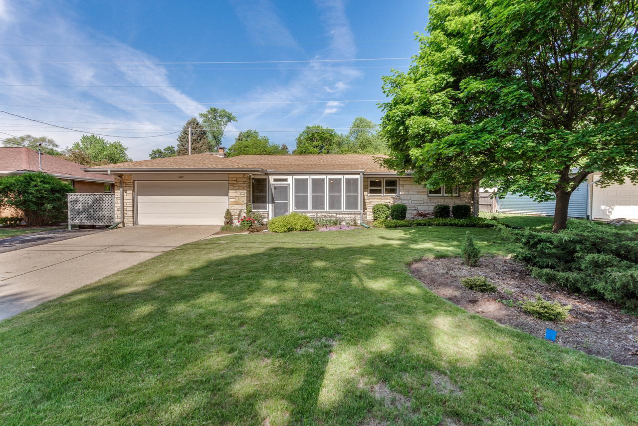 1227 N 119th St, Wauwatosa, WI 53226