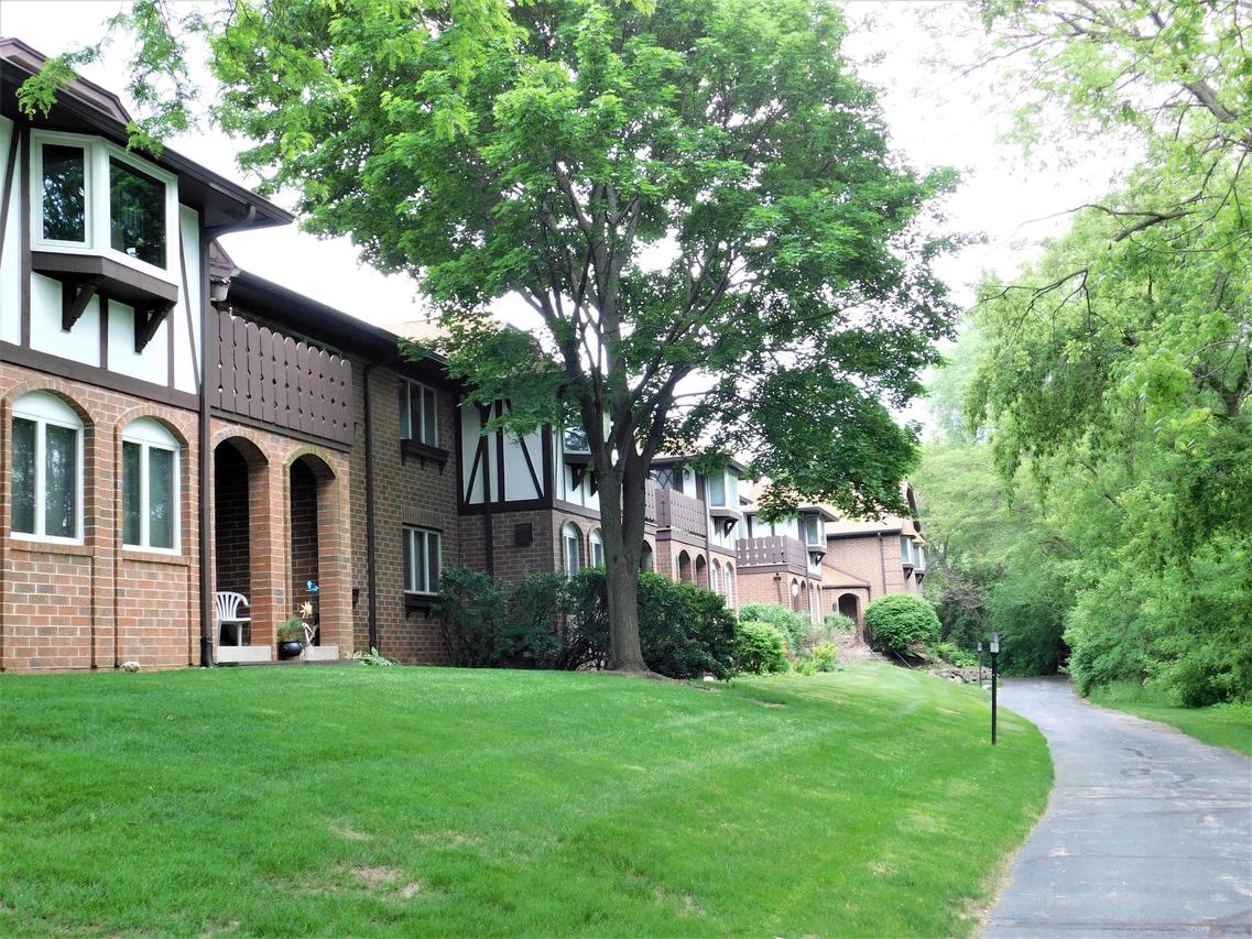 6575 N Green Bay Ave #203, Glendale, WI 53209