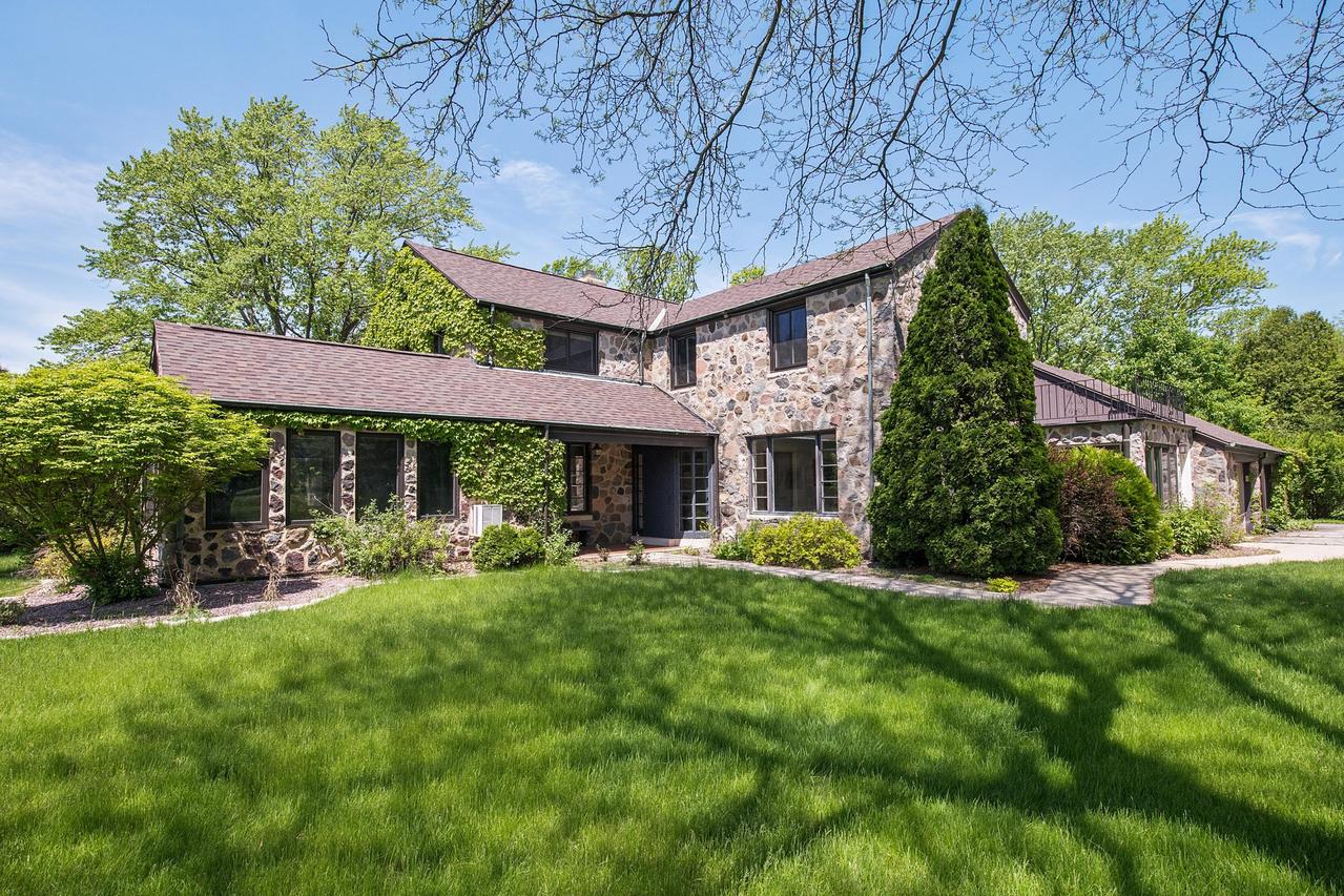 3606 W Candlewick Ct., Mequon, WI 53092