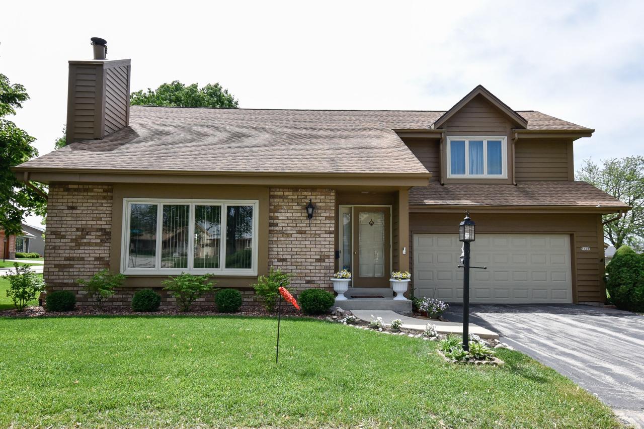5406 S Somerset Ln, Greenfield, WI 53221